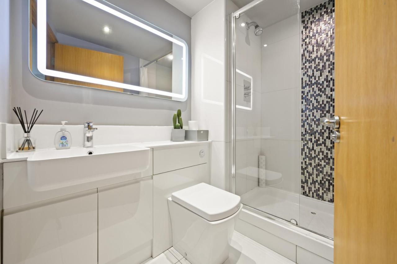 Lovely 2 Double Bedroom Flat With Patio Манчестер Экстерьер фото